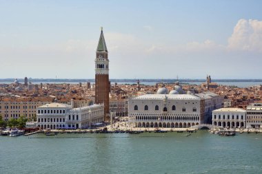 Gündüz vakti İtalyan mimarisinin manzarası   