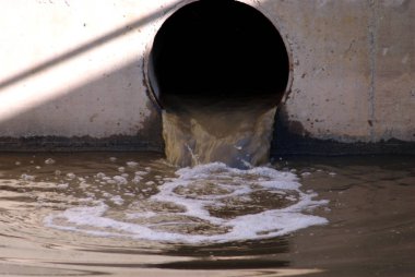 Nehirde delik olan su borusu.