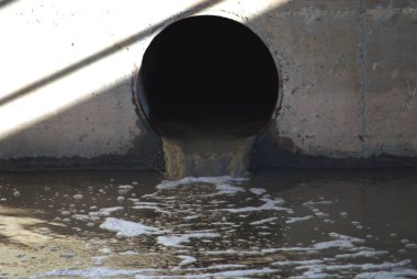 Nehirde delik olan su borusu.