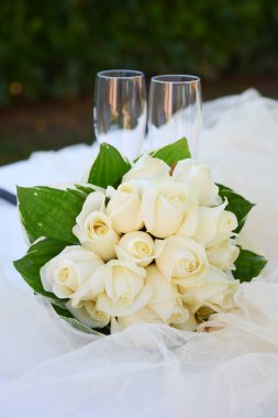 Güzel bir buket beyaz gül.