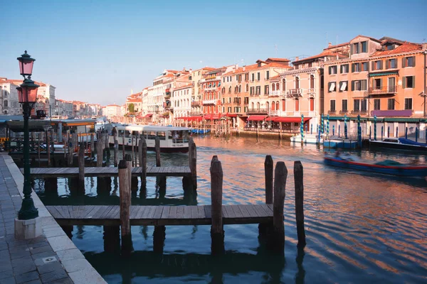 Vista Diurna Barcos Edificios Venecia Italia — Foto de Stock
