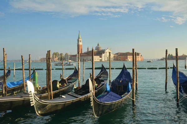 Venedik, İtalya 'daki tekne ve binaların gündüz görüntüsü 