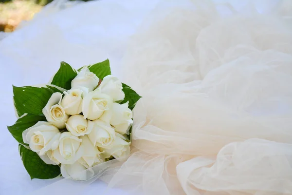 漂亮的白玫瑰结婚花束 — 图库照片
