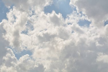 Beyaz bulutlu güzel mavi gökyüzü arkaplanı