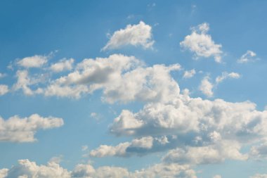 Beyaz bulutlu güzel mavi gökyüzü arkaplanı