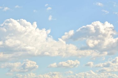 Beyaz bulutlu güzel mavi gökyüzü arkaplanı