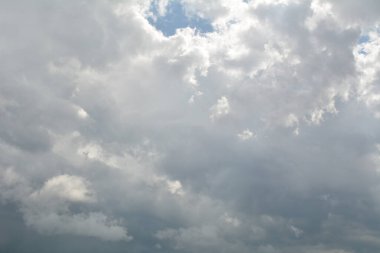 Beyaz bulutlu güzel mavi gökyüzü arkaplanı