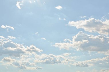 Beyaz bulutlu güzel mavi gökyüzü arkaplanı