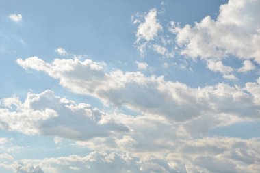 Beyaz bulutlu güzel mavi gökyüzü arkaplanı