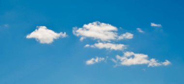 Mavi gökyüzünde beyaz bulutlar, arka plan doğa duvar kağıdı