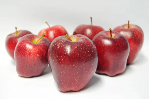 Pommes Mûres Rouges Sur Fond Clair — Photo