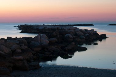 Denizin üzerinde güzel bir gün batımı