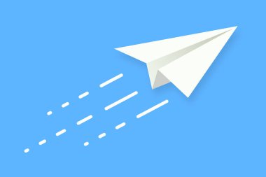 Mavi gökyüzünde uçan beyaz kağıt uçak