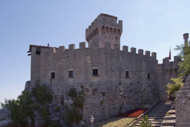 Merkezi kulesi ve törenleri olan küçük bir ortaçağ kalesi manzarası