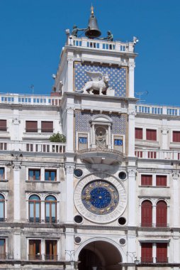 Saint Marks 'ın Venedik' teki orijinal kulesi. Zodyac saati, Saint Mark aslanı ve dört Moors çanı var.