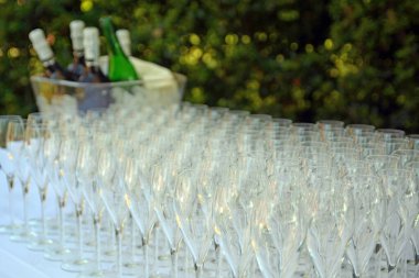 Bardaklar ve şişeler. Düğün resepsiyonu. Restoran.