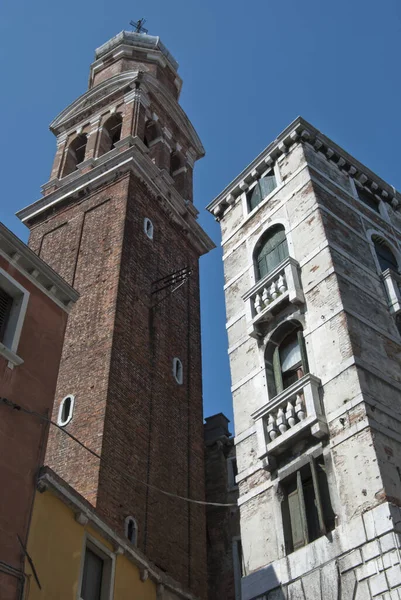 Venedik 'te farklı antik çan kuleleri