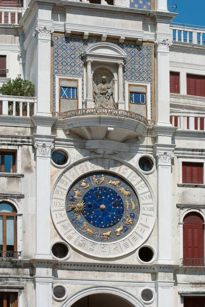 Zodyac saat Venedik Saint Mark meydanındaki kuleyi kısmen görüyor