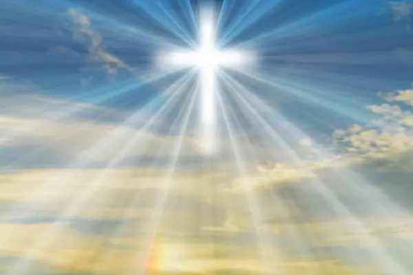 Wielkanocne Tło Lśniącym Krzyżem Błękitnym Niebie Chmurami Promieniem Światła — Zdjęcie stockowe