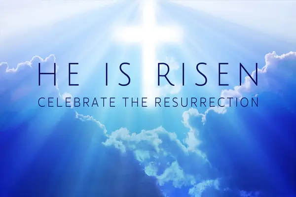 在复活节背景上 Risen 在蓝天上有一个闪烁着光芒的十字架 — 图库照片