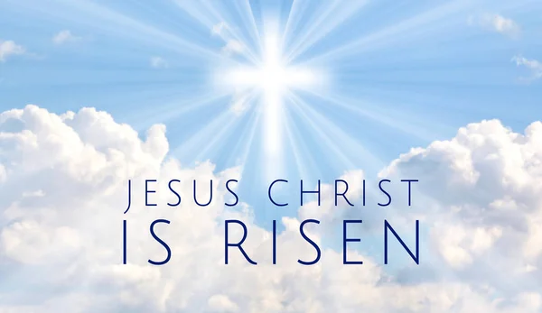 イエス キリストはよみがえられた というテキストのイースターの背景と ライトビームで青空の輝く十字架 — ストック写真