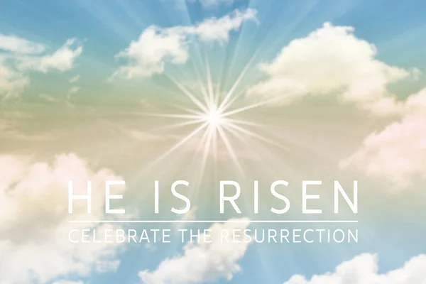 在复活节的背景上 Risen 的文字 一颗闪亮的星星和白云笼罩的天空 — 图库照片