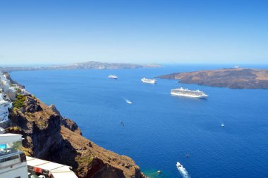 Fira, Santorini, Yunanistan 'dan Güzel Manzara. Mavi Ege Denizi 'nde seyir gemileri. 
