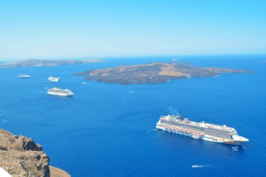 Fira, Santorini, Yunanistan 'dan Güzel Manzara. Mavi Ege Denizi 'nde seyir gemileri. 