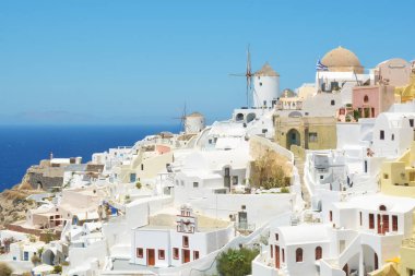 Yunanistan 'ın Santorini adasındaki Oia köyü. Geleneksel ve ünlü evler ve Caldera üzerindeki yel değirmeni, Cyclades adaları Ege denizi.