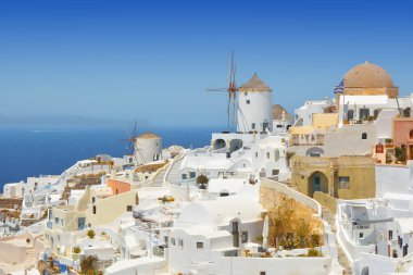 Yunanistan 'ın Santorini adasındaki Oia köyü. Geleneksel ve ünlü evler ve Caldera üzerindeki yel değirmeni, Cyclades adaları Ege denizi.