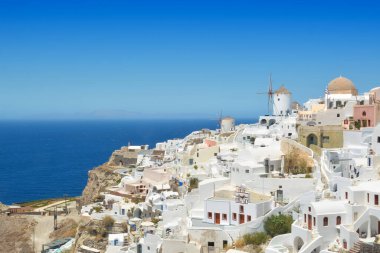 Yunanistan 'ın Santorini adasındaki Oia köyü. Geleneksel ve ünlü evler ve Caldera üzerindeki yel değirmeni, Cyclades adaları Ege denizi.