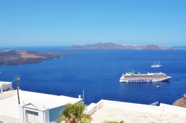 Fira, Santorini, Yunanistan 'dan Güzel Manzara. Mavi Ege Denizi 'nde seyir gemileri. 