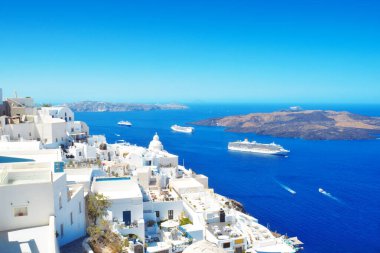 Fira, Santorini, Yunanistan 'dan Güzel Manzara. Mavi Ege Denizi 'nde seyir gemileri. 