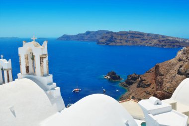Yunanistan 'ın Santorini adasındaki Oia köyü. Caldera, Cyclades adaları üzerinde beyaz evleri olan geleneksel ve ünlü çan kuleleri Ege Denizi. 