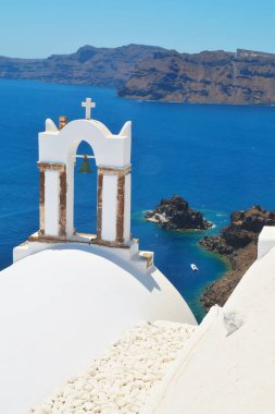 Yunanistan 'ın Santorini adasındaki Oia köyü. Caldera, Cyclades adaları üzerinde beyaz evleri olan geleneksel ve ünlü çan kuleleri Ege Denizi.