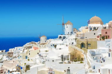 Yunanistan 'ın Santorini adasındaki Oia köyü. Geleneksel ve ünlü evler ve Caldera üzerindeki yel değirmeni, Cyclades adaları Ege denizi. 