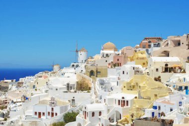 Yunanistan 'ın Santorini adasındaki Oia köyü. Geleneksel ve ünlü evler ve Caldera üzerindeki yel değirmeni, Cyclades adaları Ege denizi. 