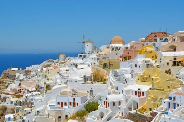 Yunanistan 'ın Santorini adasındaki Oia köyü. Geleneksel ve ünlü evler ve Caldera üzerindeki yel değirmeni, Cyclades adaları Ege denizi. 