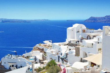 Yunanistan 'ın Santorini adasındaki Oia köyü. Caldera üzerinde geleneksel ve ünlü evler, Cyclades adaları Ege denizi. 