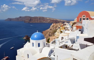 Yunanistan 'ın Santorini adasındaki Oia köyündeki Mavi Kubbe. Caldera, Cyclades adaları üzerinde mavi kubbeleri ve beyaz evleri olan geleneksel ve ünlü kilise Ege Denizi.