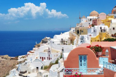 Yunanistan 'ın Santorini adasındaki Oia köyü. Geleneksel ve ünlü evler ve Caldera üzerindeki yel değirmeni, Cyclades adaları Ege denizi.