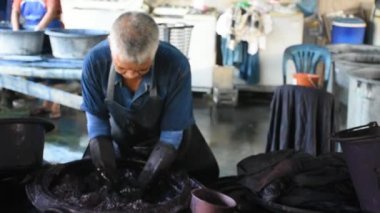 Taylandlı yabancı gezginler, 29 Ekim 2022 'de Sukhothai Tayland' da Sukhothai Tarihi Parkı 'nda havai fişek ya da mum yakma oyunu oynayarak Loy Krathong ve mum festivalini ziyaret ederler.