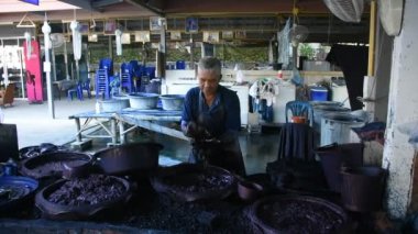 Taylandlı yabancı gezginler, 29 Ekim 2022 'de Sukhothai Tayland' da Sukhothai Tarihi Parkı 'nda havai fişek ya da mum yakma oyunu oynayarak Loy Krathong ve mum festivalini ziyaret ederler.