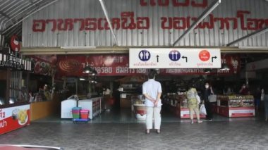 Taylandlılar ve yabancı gezginler 29 Ekim 2022 'de Tayland' ın Phrae şehrinde yerel el yapımı dükkandan yiyecek ve bilgelik hediyeleri satın alarak geziyorlar.