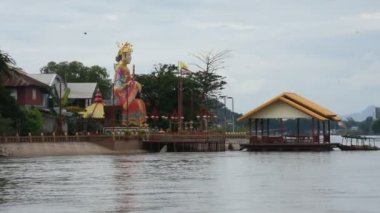 Chao Pho Thepharak Tapınağı Chao Mae Thapthim Cennetin İmparatoriçesi veya Mazu Matsu Çin deniz tanrıçası Tayland 'da Nakhon Sawan Tayland' daki Chao Phraya Nehri 'nde dua ederek ziyaret edin.