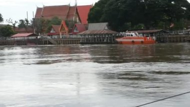 Tayland 'ın Nakhonsawan şehrinde hızlı akan akıntıyla Chao Phraya ve Ping nehrine seyahat için Thai halkı ve Wat Pak Nam Pho Tai manastırı