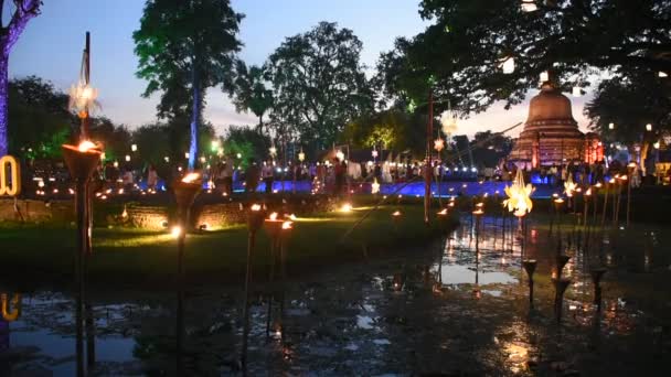 Ταϊλανδοί Άνθρωποι Και Ξένοι Ταξιδιώτες Ταξιδεύουν Επίσκεψη Εξετάσουμε Loy Krathong — Αρχείο Βίντεο