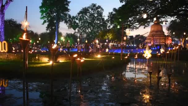 タイ国外からの旅行者は 2022年10月29日にスコータイ歴史公園で花火やロウソクの火を灯し 火を灯すロイ クラトンとキャンドル祭りを訪問します — ストック動画