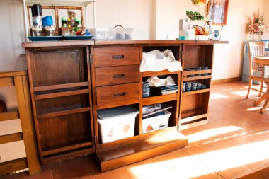 Tayland 'ın başkenti Phrae' de, Tayland 'da 29 Ekim 2022' de yurtdışı gezginleri için antika antika antika antika ahşap restoranlar yemek odası.