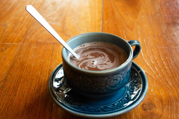 Gorąca Owalna Czekolada Kakao Serwowane Ceramicznym Szklanym Kubku Dla Podróżnych — Zdjęcie stockowe